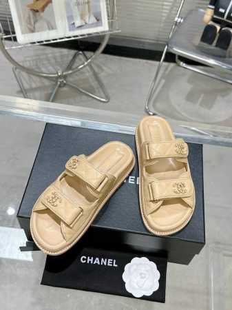 CHANEL 春夏经典款！ 沙滩鞋全网爆爆爆，上脚依然让我心甘情愿剁手入，购入手才会知道它的时髦，人气爆款必须得有它排名，四季搭配都无敌了，各种博主、网红范搭配 - 点击图像关闭