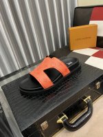 出厂价 Lv路易威登 顶级代购路家爆款男士拖鞋鞋 专柜同步 鞋面意大利进口小牛皮，鞋底：原厂特供原版底，独家活动成型底超级舒适，原厂跟单货，码数 38-445色