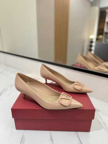 出厂价： Valentino 华伦天奴推出全新单鞋系列，单鞋款高跟鞋尖头V扣凉鞋。上脚非常修脚型 重点是很好非常好驾驭 不磨脚不累脚 行走神器！ 金属VLOGO