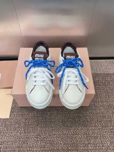 工厂价 Miumiu 2025春夏高定系列走秀新款果冻色系带休闲运动小白鞋 缪缪明星同款字母Logo圆头拼色滑板女鞋 材质 鞋面进口小牛皮+水染羊皮内里+原版开