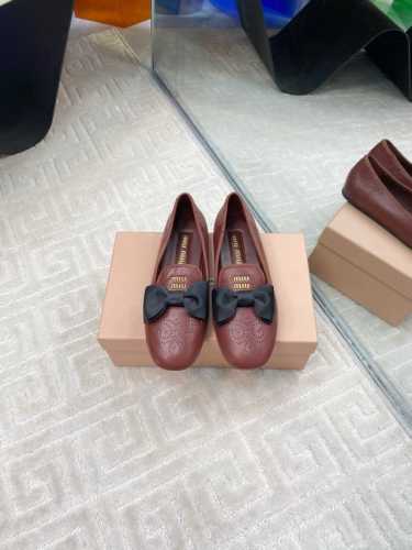 出厂 Miumiu春夏新品蝴蝶结配饰雕花冲孔平底乐福鞋单鞋拖鞋系列 即优雅又可爱 带弧形的小圆头 完美演绎赫本风 上脚可爱又减龄 配上袜子满满学院风 鞋面采用进