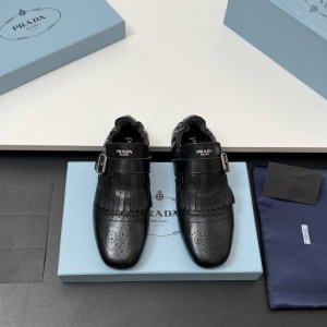 工厂价 顶级品质！Prada 25ss 普拉达走秀款复古布洛克雕花皮鞋系列25年专柜走秀款 复古感时髦满满 随意百搭 时尚休闲 独到味道 轻松驾驭 休闲时髦 两