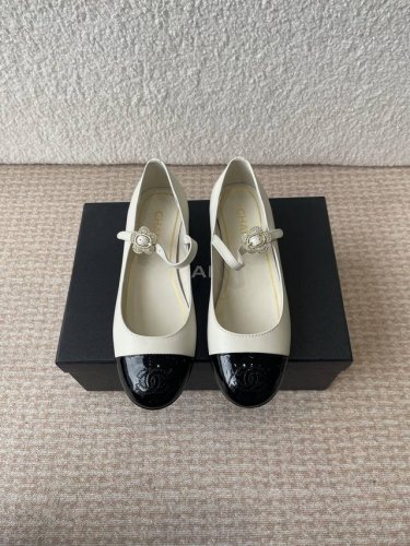 chanel小香 25Ss 春夏鞋头电绣双C Logo点缀，玛丽珍 粗跟单鞋 宛如女神脖子上的项链，上脚包裹性非常好，上脚跟显瘦，真的是超级精致！ 复古的玛丽珍