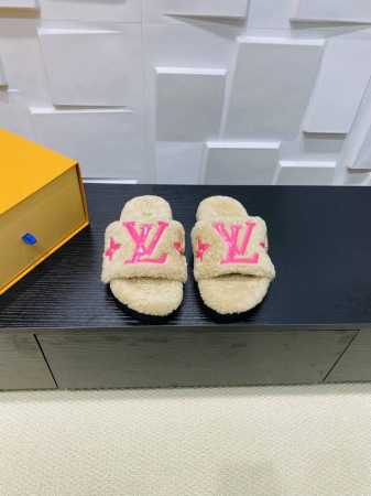 Louis vuitton 2024新款羊毛拖鞋细柔软羊毛 頂级品质纯皮毛一体直毛打造！超温暖的感觉，穿上仿佛踩在云朵上LV经典老花装饰，精致高级！让这双毛拖 - 点击图像关闭
