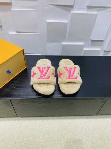 Louis vuitton 2024新款羊毛拖鞋细柔软羊毛 頂级品质纯皮毛一体直毛打造！超温暖的感觉，穿上仿佛踩在云朵上LV经典老花装饰，精致高级！让这双毛拖
