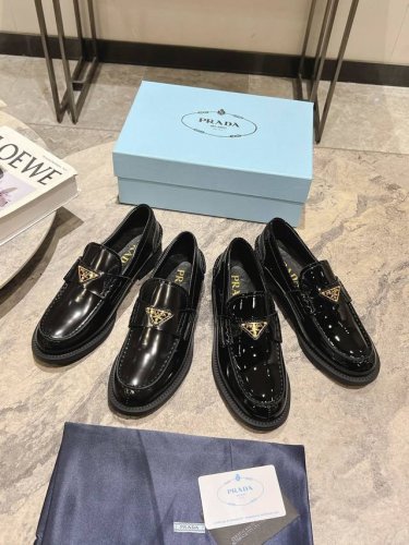 prada 25Ss 普拉达走秀款三角标乐福鞋 顶级品质 款乐福鞋款式经典 饰以优雅的漆面皮革提升格调 增添精致风格 面料进口开边珠牛皮 牛漆皮 牛皮内里 原版