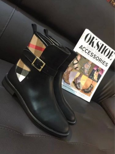巴宝莉 BURBERRY 秋冬专柜最新款 专柜一比一 ，采用巴宝莉经典格子布配进口头层牛皮面料，顶级版本！时下最流行元素设计，受众多明星网红热捧，卖场热销中！精