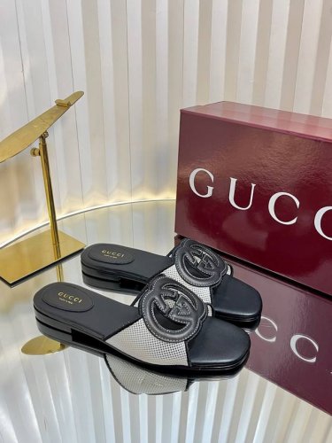 顶级版本Gucci 25S春夏新品Gucci每个细节皆经过精心细致打造，可与Zg对比如一，无二品质！ 品牌运用缤纷的色彩搭配，呈现出逸趣横生的成衣，鞋履和配饰系