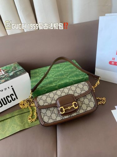 Gucci 1955复古法棍包。 Gucci 1955家族又新填一位新成员在原有的经典马鞍包设计上等比例缩小定型包工艺显得更加小巧精致 配了一根超美的双Glog