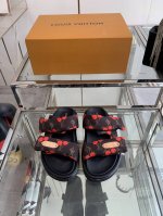 Lv 2025爆款 浮雕Logo 压花 凉拖鞋 pool pillow Comfort 平底凉拖取材科技织物 以高频压印技术重绎 Monogram 图案 柔软加