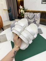 出厂价P Dior迪奥高版本拖鞋，新品经典款代购级别品质国外专柜爆款厚底凉鞋 鞋面内里：原版定制特殊电绣材料， 鞋底：原版开模1.1 轻便 底厚：后跟5Cm