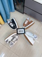 出厂价p 普拉达 prada 奢华时尚的高端产品完美的楦型加上顶级的手工制作，使得本款鞋子立马形成了一股浓郁的贵族气息。进口头层牛皮搭配布洛克雕花工艺牛皮内里法