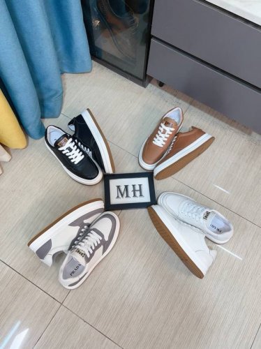 出厂价p 普拉达 prada 奢华时尚的高端产品完美的楦型加上顶级的手工制作，使得本款鞋子立马形成了一股浓郁的贵族气息。进口头层牛皮搭配布洛克雕花工艺牛皮内里法