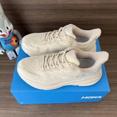 顶级Hoka One One Clifton 9 流沙色 克里夫顿系列 鞋面:采用轻盈透气的针织网面和纱线，增强鞋面的强度和支撑性能 搭配柔软的鞋舌 让双脚在舒