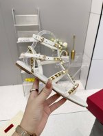 Valentino专柜新品给大家推荐一款 网红街拍都爱搭配的腔调单品哦~ 跟着时尚达人的步伐来走准没错！搭配上简单或时尚款的衣服穿，鞋面镂空设计搭配V家经典铆钉