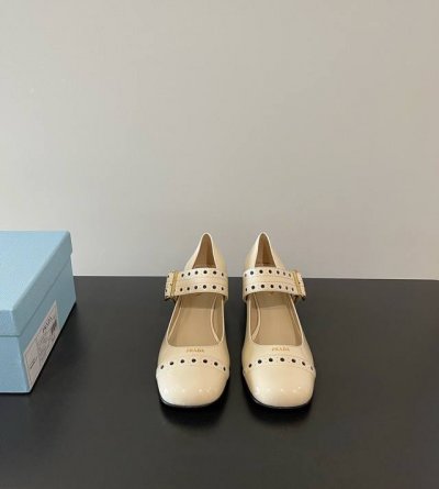 prada 原版开发代购级 普拉达最新漆皮玛丽珍粗跟单鞋 这款时尚的高跟鞋采用漆面皮革制成，饰以穿孔装饰，对比鲜明的色彩彰显复古风范。 鞋面：进口小牛漆皮 内里