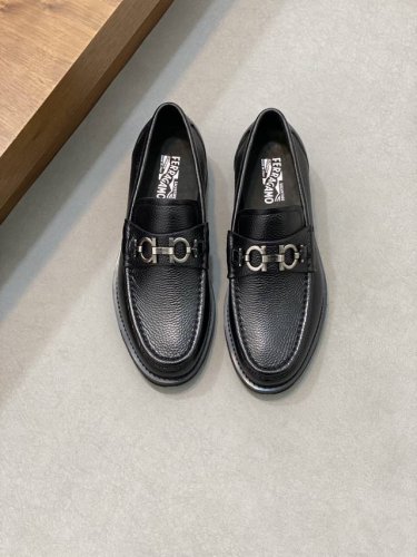 ferragamo 男士皮鞋，高品质，顶级狠货，鞋面进口头层磨砂牛皮，内里垫脚均用进口牛皮，原版五金，配原版轻质大底，配码38-45， 38,45订做不退换