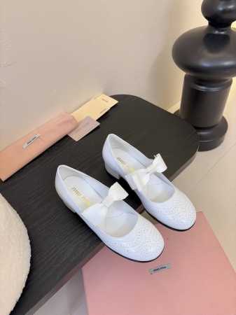 Miu Miu 25ss新款圆头乐福鞋 这款简约设计经典，饰以Miu Miu蝴蝶节细节。鞋面采用了进口 漆皮牛皮 羊皮衬里 鞋底采用进口真皮大底Size：#35 - 点击图像关闭