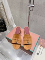 Loro Piana 25春夏Lp顶级版本英伦宝石吊坠夹脚平底拖鞋凉鞋 原来这就是传说走两万步都不会累脚的夹脚凉鞋把颜值和脚感都拿捏住了，上脚一走就会被彻底沦陷