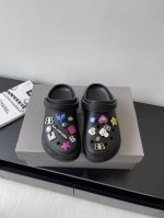 女款扣 男款10 巴黎世家Balenciaga 春夏最新情侣款洞洞鞋 25春季新款黑马单品 海内外时尚博主纷纷上脚大秀 火遍海内外社交平台 时尚达人必入款 各种