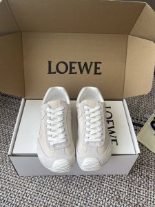 皮面 Loewe 罗意威 25Ss最新走秀款 Ballet Runner 2.0情侣款 芭蕾 休闲 运动鞋 德训鞋 尼龙和牛皮革运动鞋 不对称鞋头设计、袜状内部