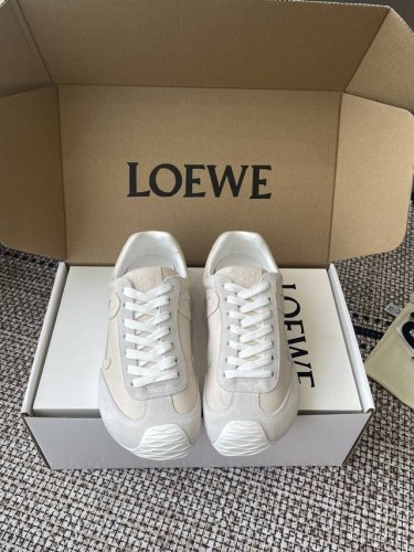 皮面 Loewe 罗意威 25Ss最新走秀款 Ballet Runner 2.0情侣款 芭蕾 休闲 运动鞋 德训鞋 尼龙和牛皮革运动鞋 不对称鞋头设计、袜状内部