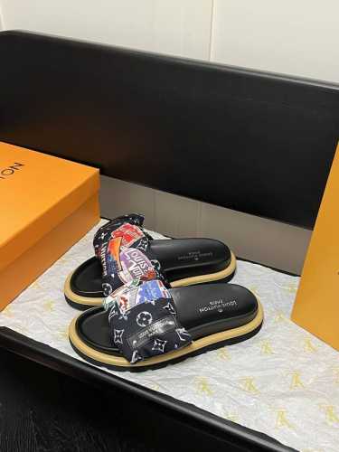 出厂 Lv拖鞋情侣款 Pool Pillow Comfort 必入系列！魔术贴高级慵懒风 百看不厌款 时尚度拉满 细节用心感受 反复调试配色 性感白 炫酷黑 惊
