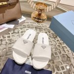 实价： prada 普拉达新款 三角形徽标展现品牌标志性元素 进口超软绵羊皮，上脚无敌舒适的潮牌系列！ 原版一致轻盈防滑橡胶大底 女35-40 男39-45