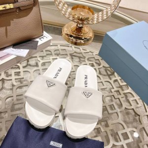 实价： prada 普拉达新款 三角形徽标展现品牌标志性元素 进口超软绵羊皮，上脚无敌舒适的潮牌系列！ 原版一致轻盈防滑橡胶大底 女35-40 男39-45