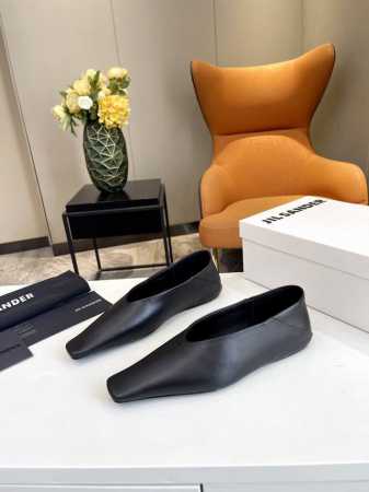 品 牌：Jil sander JIL Sander曾说过：“拿走的东西越多，留下的就越纯粹。”极简风是一种返璞归真，代表着简单与克制，而作为极简风的鼻祖，极简 - 点击图像关闭