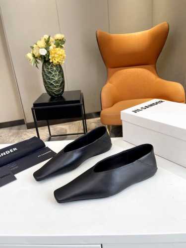 品 牌：Jil sander JIL Sander曾说过：“拿走的东西越多，留下的就越纯粹。”极简风是一种返璞归真，代表着简单与克制，而作为极简风的鼻祖，极简
