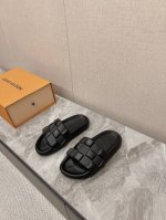 出厂价P 支持退换 Lv 路易威登专柜早春新款 压花Logo情侣拖鞋糖果色系列！鞋面和大底都是采用柔软Tpu材料底床Pu材料 Size：38-46