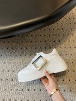 Roger Vivie* 增高小白鞋 8cm 钻扣和金属扣的高跟小白鞋同步专柜 这样看还是挺养眼的 金属扣简洁 钻扣精美很有 RV的特点 增高8cm但是保留了小