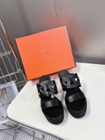 爱马仕HERMES猪鼻子Ithea 30草编底希腊度假风情高跟坡跟凉拖鞋 市面顶级原单品质绊带灵感源自于“Chaine d'Ancre”图案，纳帕胎牛皮与草编元