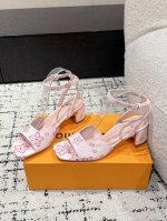 Louis Vuitton 25 春夏最新 村上隆联名 Swing最新 粗跟玛丽珍 高跟 凉鞋 简约精致，高级感满满，尽显优雅气质～ 上脚超好看，拉满了夏日美鞋