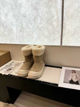 低 中 高 小毛领雪地靴低 中 高 太可爱啦！ 冬天的安全感是这双雪地靴给的！暖乎乎 行走的羊咩咩实在是太可爱啦超美腻 简洁、精美风格是很多女孩的心头好！上脚美 - 点击图像关闭