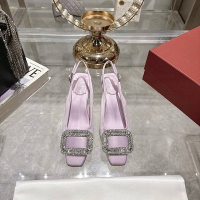 出厂 Rogervivi2025春夏新款Rv女鞋Bellvivier系列丝缎高跟中空凉鞋本款凉鞋以丝缎匠艺制成. 辉映品牌水钻.方扣美学亭亭而立. 尽显维维亚优