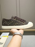 Fend* Domino布休闲鞋，小巧轻便的运动鞋。进口布料材质，带有棕色和烟叶黄提花Ff图案。橡胶鞋底，鞋头饰有凸纹压花Ff图案。Size：38-44 45定