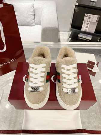 情侣款 Gucci Ace系列饰织带情侣款运动鞋 面包鞋 小白鞋 广受青睐的Ace系列运动鞋持续演绎品牌核心设计美学。在2024秋冬男士系列中，这款低帮鞋型搭配 - 点击图像关闭