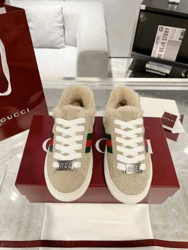 情侣款 Gucci Ace系列饰织带情侣款运动鞋 面包鞋 小白鞋 广受青睐的Ace系列运动鞋持续演绎品牌核心设计美学。在2024秋冬男士系列中，这款低帮鞋型搭配
