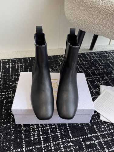 代购级 Dior 迪奥 24ss 秋冬新款 lcon cd 粗跟短靴 这款 Dior Icon 带跟及踝靴是二零二四冬季成衣系列新品，彰显 Dior 的经典标识