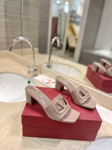 valentino Garavani Vlogo Cut-Out小牛皮拖鞋 原版打造-注重细节-加衬鞋跟增加舒适度-小牛皮材质Vlogo Signature细节