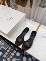 The Row 胎牛皮一字带猫跟拖鞋 高品质极简小众春夏新款性感猫跟极简拖鞋！一如既往的简单，超强设计感，线条简洁流畅 虽然没有过多的元素点缀，但真的很高级很百