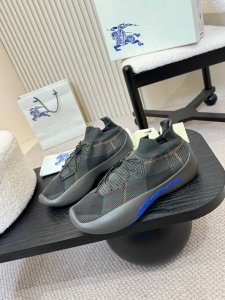 男款 , Burberry2025爆款出炉，超轻袜子鞋，百搭，装饰精纺 Burberry 格纹图案。搭配网眼内衬和格纹鞋带，橡胶鞋底饰有典藏 Burberry