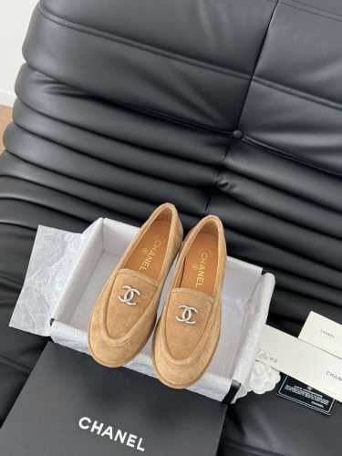 Chanel 24K秋冬新款乐福鞋 新款双C经典 上脚很舒服诶 美拉德棕色还是很适合秋冬的～ 鞋面麂皮 牛皮 内里羊皮 真皮大底 Size:35-39 其他码数