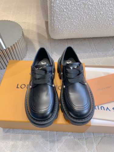 出厂价 情侣款 Louis Vuitt*新款厚底皮鞋休闲鞋 超多明星同款 超重磅设计 每一处细节都是原版开模 上脚太酷了 鞋面牛皮 原版开模五金 内里垫脚羊皮
