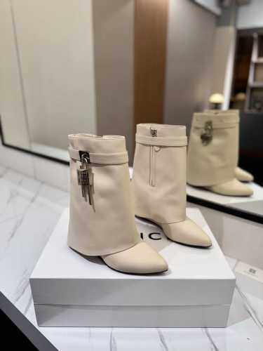 专柜正品级定制版本 GIVENCHY0 新款高跟长靴，市面最高版本 纪梵希 锁扣 风靡整个时尚圈 原版开发鞋型超级正 最高还原度鞋型 包裹性非常好 显瘦 显高级