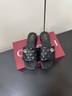 Gucci 2025 走鞋款秀 古驰 时尚的品牌Logo持加，具有超辨高识度各品大争牌恐先推后出超系跟高列Gucci不也落伍 Guccl巴黎时装秀场款 此系列演