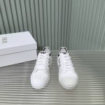 薄底款 Dior 迪奥25春夏意Star 运动鞋为经典单品，经久不衰的设计别具一格。采用白色网眼织物精心制作，侧面饰以黑色 Cd 标志和星星图案，鞋舌点缀以 C