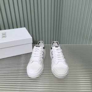 薄底款 Dior 迪奥25春夏意Star 运动鞋为经典单品，经久不衰的设计别具一格。采用白色网眼织物精心制作，侧面饰以黑色 Cd 标志和星星图案，鞋舌点缀以 C